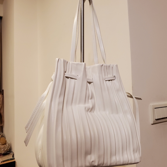 Zara
PLEATED MINI BUCKET BAG - Picture 1 of 2